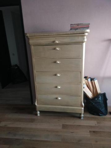 Vintage goud geschilderde ladenkast beschikbaar voor biedingen
