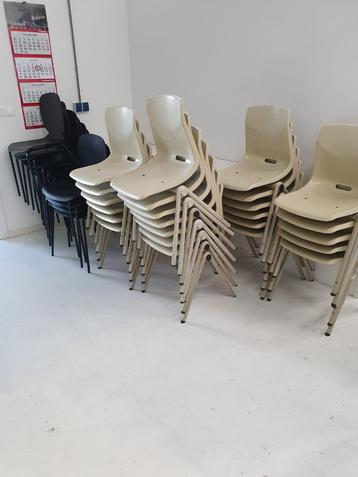 stapel stoelen beschikbaar voor biedingen