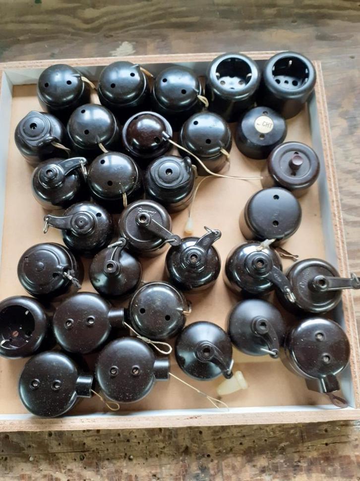 Bakeliet trekschakelaar en enkel stopcontact, Antiek en Kunst, Antiek | Overige Antiek, Ophalen of Verzenden