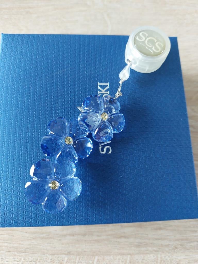 Mooie Swarovski Bedel met Blauwe Bloemen, Ophalen, Zo goed als nieuw, Figuurtje