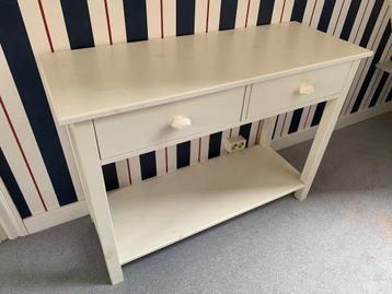 Twee stoelen en tafeltje beschikbaar voor biedingen