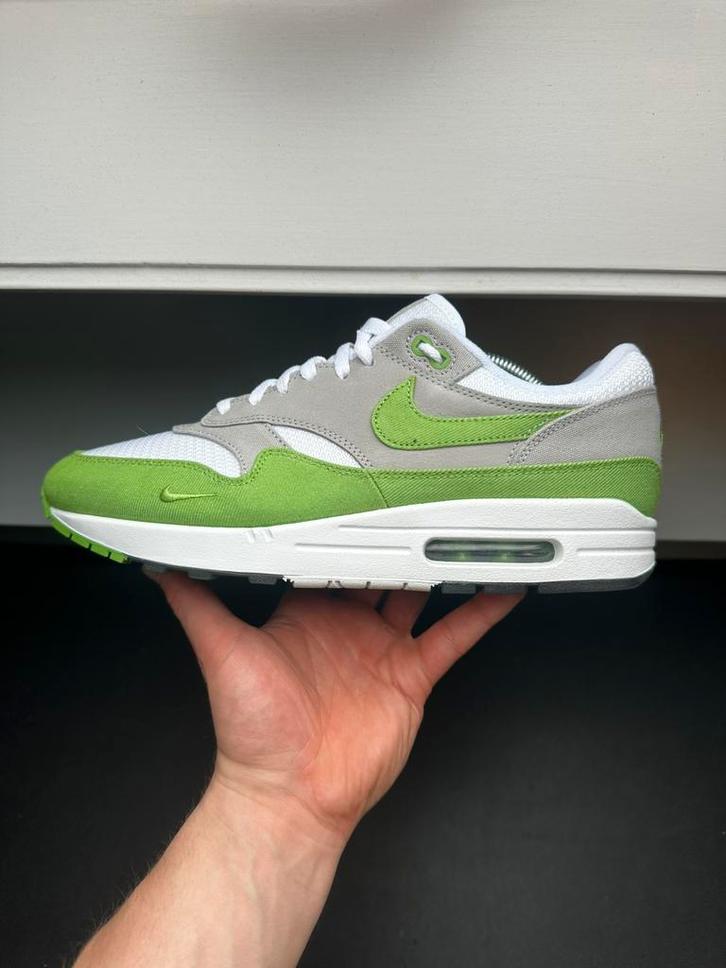 Patta x Nike Air Max 1 Cholorphyll / 45, Kleding | Heren, Schoenen, Zo goed als nieuw, Sneakers of Gympen, Overige kleuren, Ophalen of Verzenden