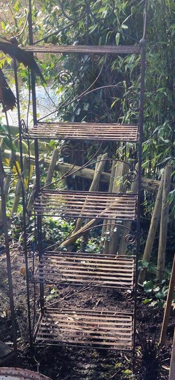 Mooie ijzeren tuin etagère met 5 plateaus (brocante) beschikbaar voor biedingen