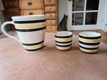 Vintage melkkan met 2 drinkbekers. beschikbaar voor biedingen