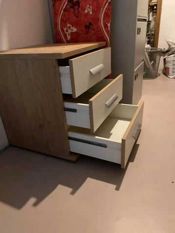 Houten ladekast met 3 lades