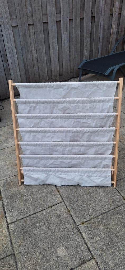 Te koop handige boekenkast met linnen zakjes, Kinderen en Baby's, Kinderkamer | Inrichting en Decoratie, Ophalen of Verzenden