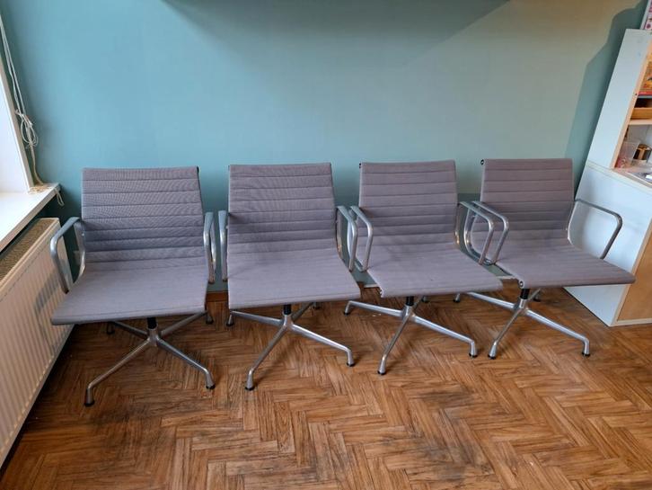 Vitra eames ea 108 stoel.
Chroom, Grijs Hopsak, Huis en Inrichting, Stoelen, Zo goed als nieuw, Vier, Metaal, Stof, Grijs, Ophalen