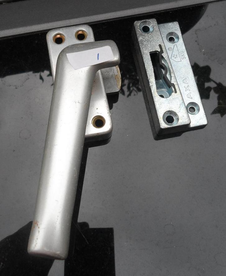 Te koop 28 stuks raamboompjes en 30 stuks sluitplaatjes., Doe-het-zelf en Verbouw, Hang- en Sluitwerk, Zo goed als nieuw, Slot