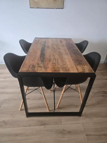 Tafel met 4 stoelen beschikbaar voor biedingen