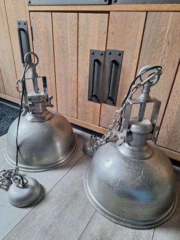 Industriële hanglampen beschikbaar voor biedingen