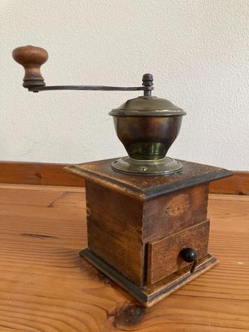 Antiek ouderwets houten koffiemolen koffiemolentje boonmaler beschikbaar voor biedingen