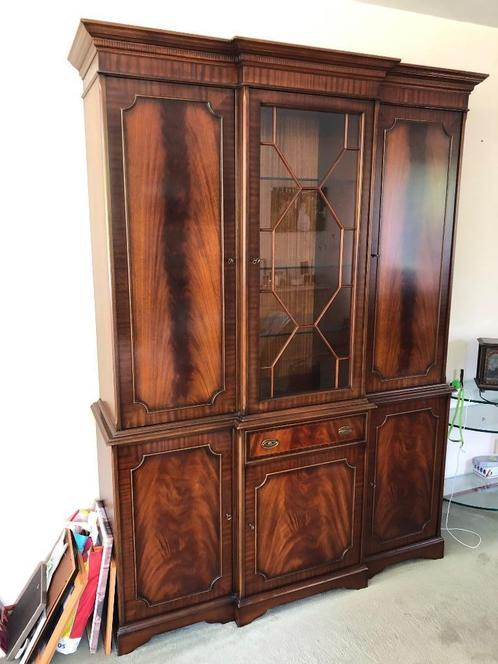 Onbeschadigde notenhouten kast (glazen deur in het midden)., Huis en Inrichting, Kasten | Wandmeubels, Zo goed als nieuw, 200 cm of meer