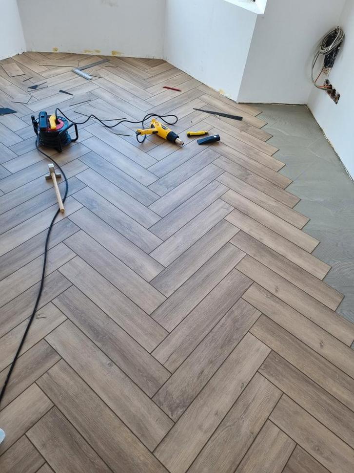 Vloeren legger,leggen laminaat,pvc en egaliseren 0628564317, Diensten en Vakmensen, Vloerleggers en Parketteurs