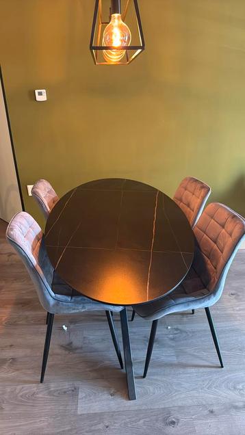 Eettafel + 4 stoelen