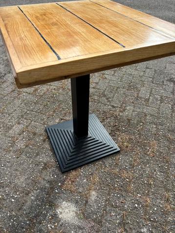 Sfeervolle tafeltjes (boot-look) met zware voet beschikbaar voor biedingen