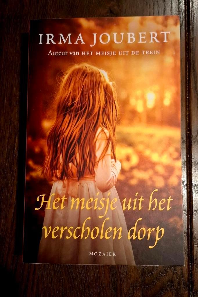 Irma Joubert - Het meisje uit het verscholen dorp, Boeken, Historische romans, Zo goed als nieuw, Ophalen of Verzenden