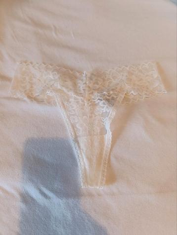 Luxe witte dames string met kant maat M beschikbaar voor biedingen