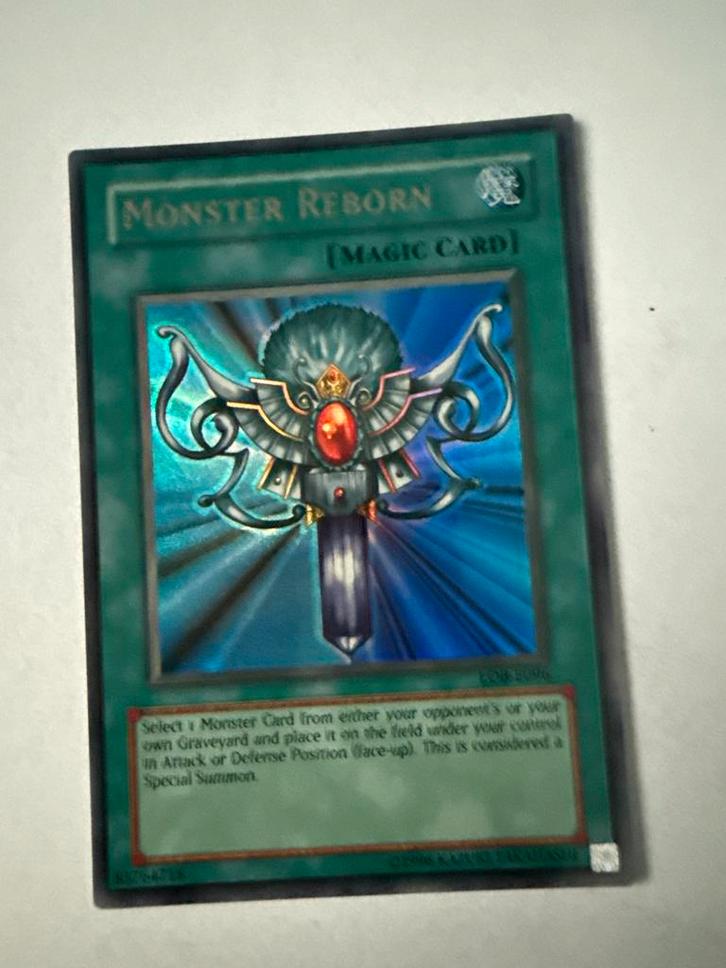 Monster Reborn - Yu-Gi-Oh! Kaart, Hobby en Vrije tijd, Verzamelkaartspellen | Yu-gi-Oh!, Gebruikt, Losse kaart, Foil, Ophalen of Verzenden