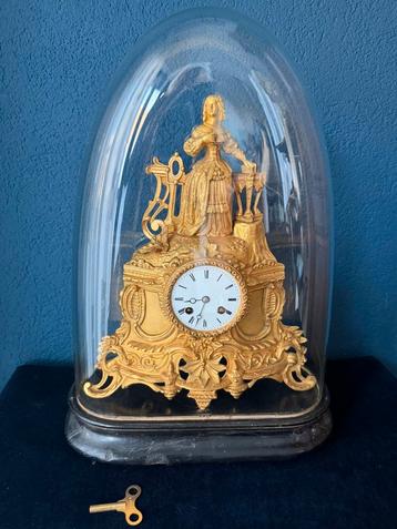 Bronzen pendule onder stolp beschikbaar voor biedingen