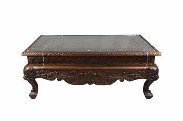 Handgegraveerde Mongoolse tafel beschikbaar voor biedingen