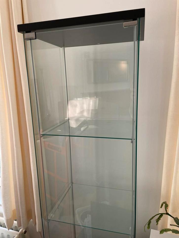 IKEA Detolf glazen vitrinekast – strak en ruim, Huis en Inrichting, Kasten | Vitrinekasten, Zo goed als nieuw, 150 tot 200 cm