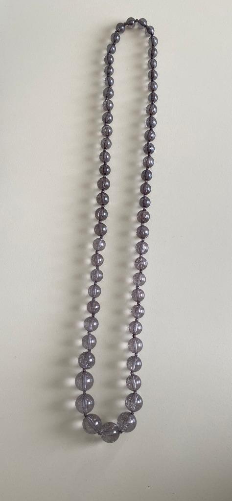 Lange transparant grijze ketting., Sieraden, Tassen en Uiterlijk, Kettingen, Gebruikt, Kunststof, Grijs, Ophalen of Verzenden