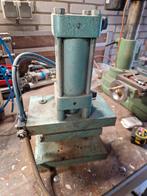 Kleine pers met persluchtcilinder, Ophalen