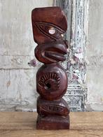 Handgesneden Moana tiki beeld uit Nieuw-Zeeland - Abalone, Antiek en Kunst, Kunst | Beelden en Houtsnijwerken, Ophalen of Verzenden
