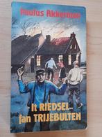 IT RIEDSEL FAN TRIJEBULTEN Paulus Akkerman friestalig Gurbe, Boeken, Romans, Ophalen of Verzenden, Gelezen, Nederland