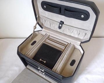 sieradenkistje, juwelenkoffertje beschikbaar voor biedingen