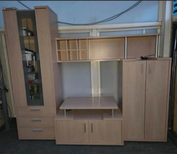 Mooie, stevige Wandkast GEEN IKEA KAST beschikbaar voor biedingen