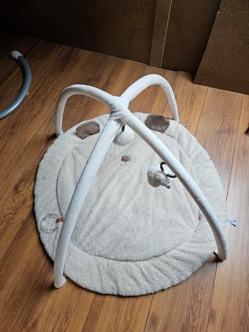 Speelkleed met boog beschikbaar voor biedingen