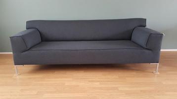 Design On Stock Bloq Bank 2,5 + 1,5 stof Vraagprijs 1650,- a beschikbaar voor biedingen