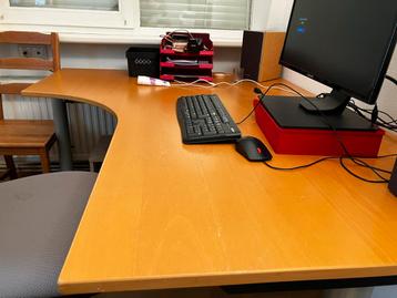 Hoekbureau met ijzeren onderstel beschikbaar voor biedingen