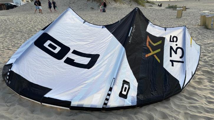 Core XR7 Maat: 8m en 13.5m + 2x bar & Flysurfer!, Watersport en Boten, Kitesurfen, Zo goed als nieuw, Kite, 8 m², Geen board, Ophalen