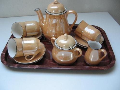 Excl 18 delige mokka servies champagne kleur €15.00 Gemerkt., Antiek en Kunst, Antiek | Servies compleet, Ophalen of Verzenden