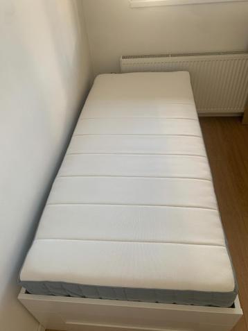 IKEA BRIMNES Bedframe met opberglades, VESTERÖY matras - afbeelding 2