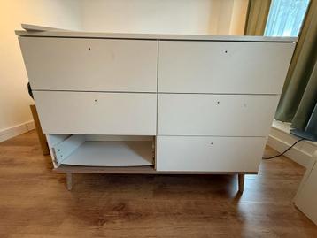 Witte Commode met hout accenten/poten - Opknapper beschikbaar voor biedingen