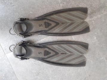 Scubapro  split vinnen maat M-L RVS springstraps beschikbaar voor biedingen
