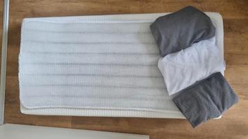 Aerosleep matras met matrasbeschermer en 3 hoeslakens beschikbaar voor biedingen