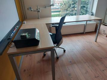 Royaal hoekbureau beschikbaar voor biedingen
