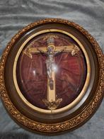 Kruisbeeld achter gebogen glas., Antiek en Kunst, Ophalen