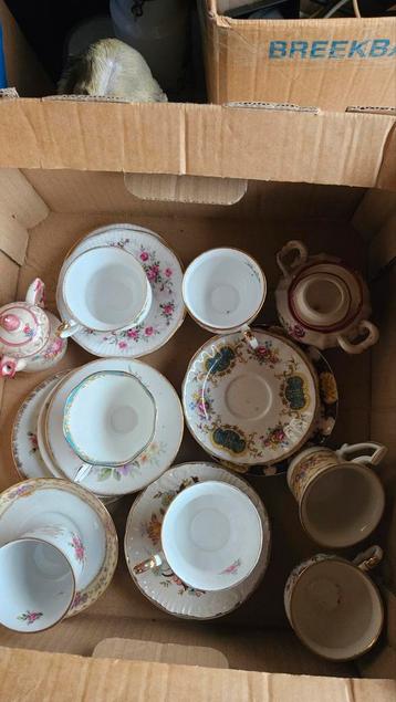 porselein  verschillende,kopjes en schoteltjes zie foto's  beschikbaar voor biedingen