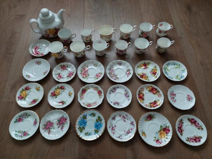 Mix van vintage servies (12 kopjes, 19 schotels + 1 theepot), Antiek en Kunst, Antiek | Servies los, Ophalen