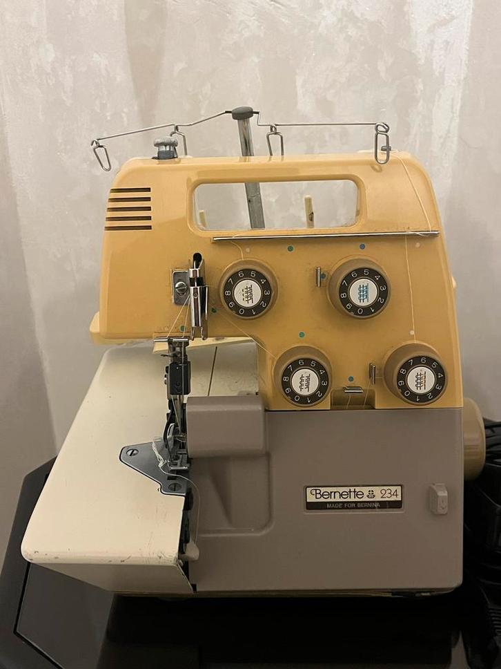 Lockmachine Bernette 234 - Naaimachine, Hobby en Vrije tijd, Naaimachines en Toebehoren, Gebruikt, Lockmachine, Bernina, Ophalen of Verzenden