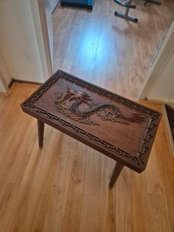 Antieke Aziatische Tafel met Drakenmotief beschikbaar voor biedingen