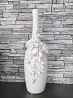Witte hoge vaas met bloemen decoratie, Gebruikt, Wit, Aardewerk of Porselein, Ophalen of Verzenden