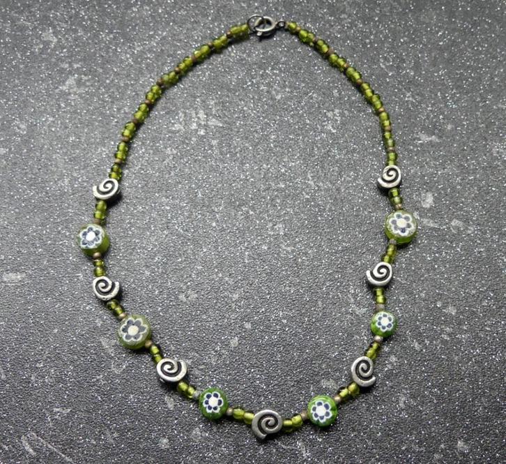 Ketting groen millefiori kralen metaal kraaltjes, Sieraden, Tassen en Uiterlijk, Kettingen, Gebruikt, Overige materialen, Groen