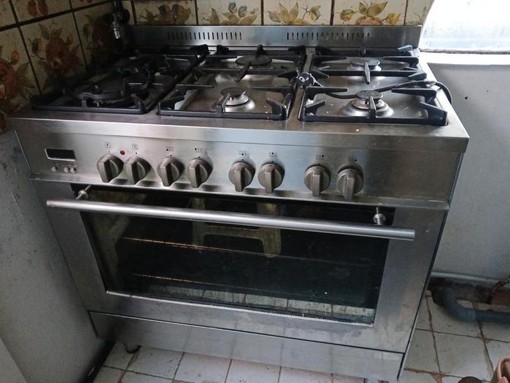 Professioneel rvs horeca  6-pits gasfornuis met oven, Witgoed en Apparatuur, Fornuizen, Gebruikt, Vrijstaand, Gas, 5 kookzones of meer