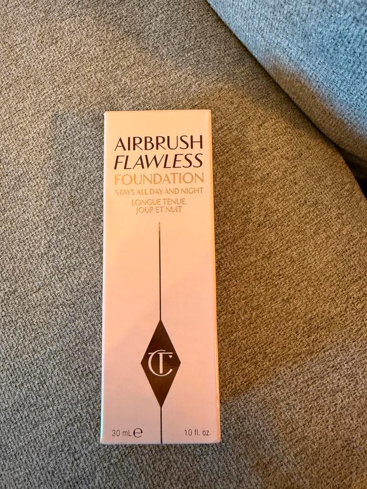 Charlotte Tilbury Airbrush Flawless Foundation 4 - nieuw, Sieraden, Tassen en Uiterlijk, Uiterlijk | Parfum, Nieuw, Ophalen of Verzenden
